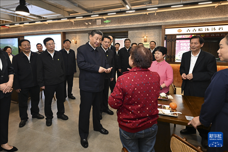 4月22日至24日，中共中央總書記、國家主席、中央軍委主席習(xí)近平在重慶考察。這是22日下午，習(xí)近平在九龍坡區(qū)謝家灣街道民主村社區(qū)考察時(shí)，同正在社區(qū)食堂就餐的群眾親切交流。新華社記者 謝環(huán)馳 攝