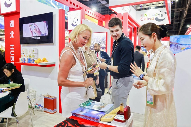 觀眾在參觀中國(guó)展臺(tái)。錢文康攝