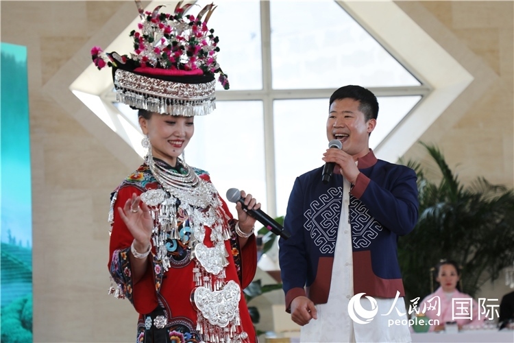 2、來(lái)自湖北的歌唱家演唱民族歌曲。 人民網(wǎng)記者 李志偉攝