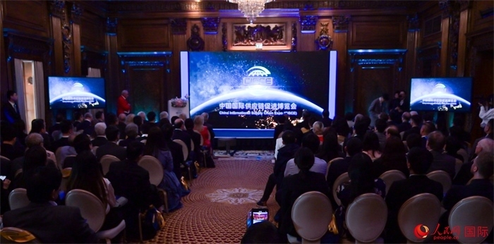 現(xiàn)場(chǎng)播放第二屆中國(guó)國(guó)際供應(yīng)鏈促進(jìn)博覽會(huì)宣傳片。人民網(wǎng) 郭錦標(biāo)攝