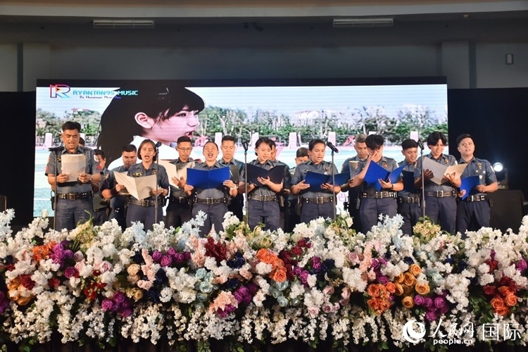 邦板牙省警察局學(xué)員在結(jié)業(yè)典禮上表演合唱。人民網(wǎng)記者 樊帆攝