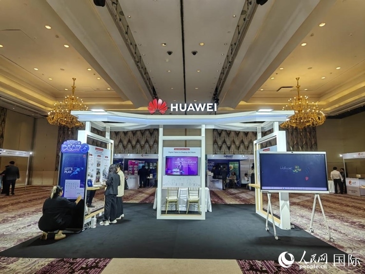 峰會現(xiàn)場，由泰國政府、中泰高校和客戶伙伴搭建的人才雙選會和伙伴展臺開放。人民網(wǎng)記者 楊一攝