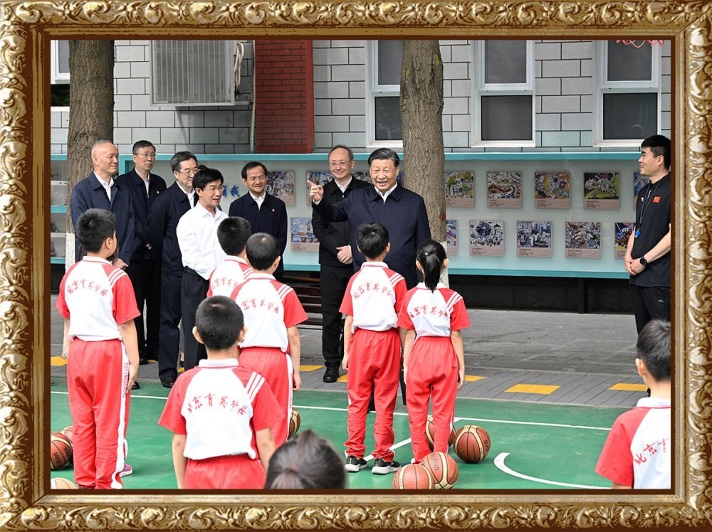 2023年5月31日上午，習近平總書記來到北京育英學?？赐繂枎熒?，在籃球場同正在上體育課的小學生們親切交流。習近平親切地說：“現(xiàn)在生活條件好了，孩子們不是要吃得胖胖的，而是要長得壯壯的、練得棒棒的。”