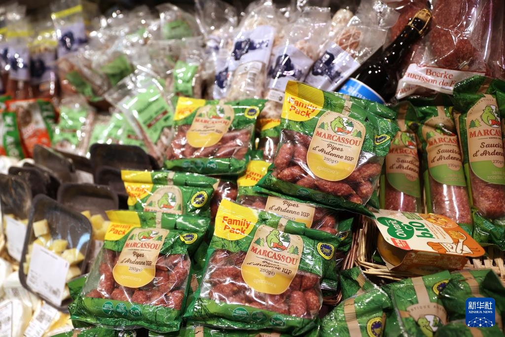 這是5月31日在比利時(shí)布魯塞爾一家超市拍攝的各類食品。新華社記者 趙丁喆 攝