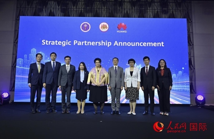 數(shù)字人才峰會現(xiàn)場。左五為泰國高等教育、科學、研究和創(chuàng)新部長素巴瑪·伊沙拉帕迪，右三中國駐泰國大使館教育參贊許蘭，右四為華為泰國技術有限公司總經(jīng)理李雄偉。人民網(wǎng)記者 簡承淵攝