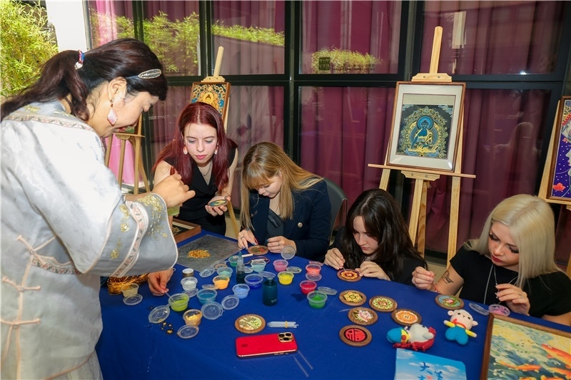 西班牙嘉賓參觀青海傳統(tǒng)手工技藝展示。主辦方供圖