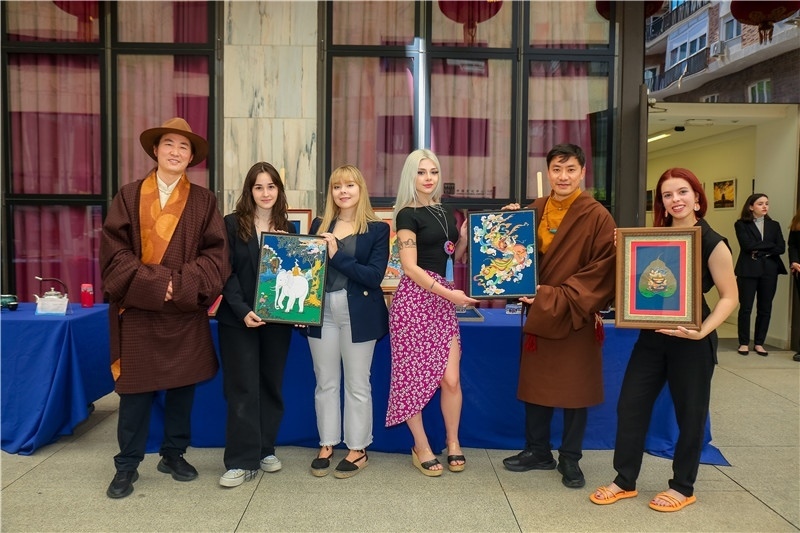 西班牙嘉賓參觀青海傳統(tǒng)手工技藝展示。主辦方供圖