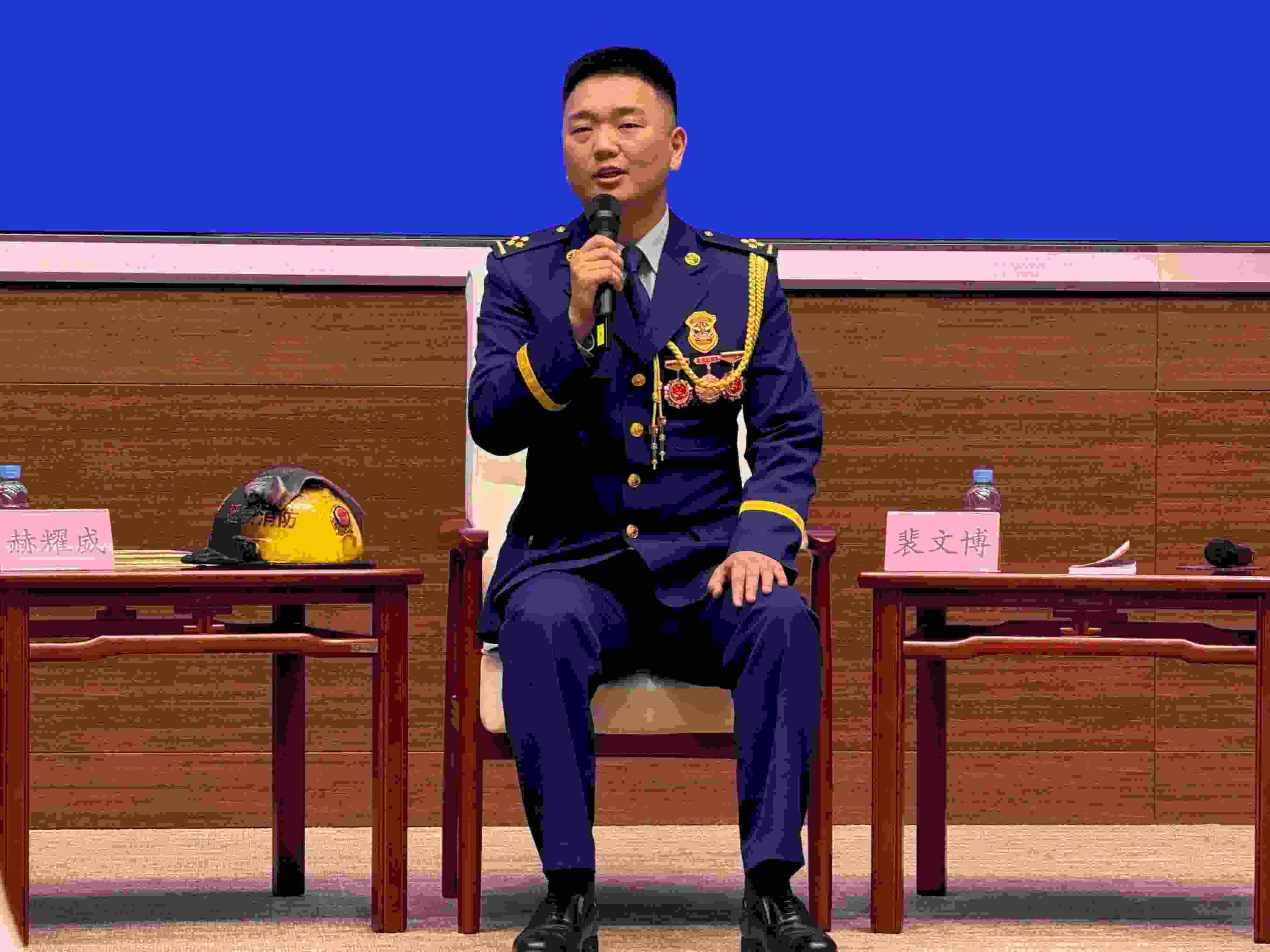 寶塔消防救援站政治指導員裴文博在回答記者提問。人民網(wǎng)記者 郝萍攝