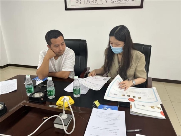 成都市溫江區(qū)市場(chǎng)監(jiān)管局在區(qū)農(nóng)副產(chǎn)品流通交易中心為商戶上門辦理“個(gè)轉(zhuǎn)企”登記。成都市市場(chǎng)監(jiān)管局供圖