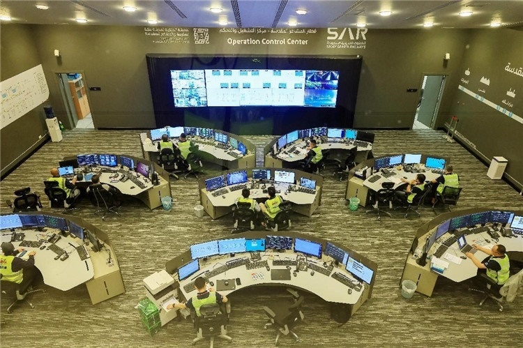 圖為運(yùn)營指揮中心一景。中國鐵建供圖