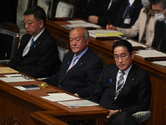 ??2023年12月13日，日本首相岸田文雄（右）參加國會閉會式。新華社記者馮武勇攝