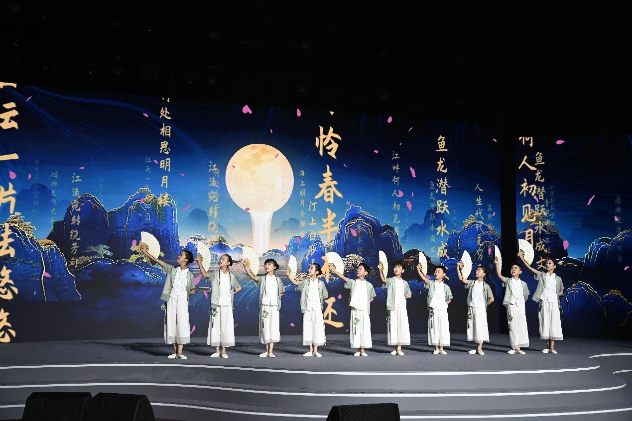 揚(yáng)州市邗江區(qū)實(shí)驗(yàn)學(xué)校蔣王小學(xué)學(xué)生吟誦《春江花月夜》。