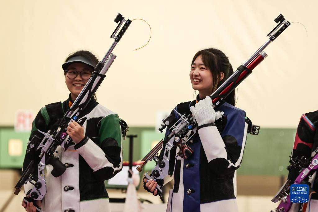 2023年9月24日，在杭州亞運(yùn)會(huì)射擊項(xiàng)目女子10米氣步槍個(gè)人決賽中，中國(guó)選手黃雨婷以252.7環(huán)的成績(jī)獲得冠軍，韓佳予獲得亞軍，印度選手拉米塔獲得季軍。圖為黃雨婷（右）、韓佳予在比賽后。新華社記者 單宇琦 攝