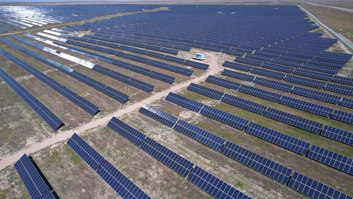 這是2023年5月4日在哈薩克斯坦阿拉木圖州拍攝的卡普恰蓋100兆瓦光伏電站的太陽能電池板（無人機(jī)照片）。新華社發(fā)（奧斯帕諾夫攝）