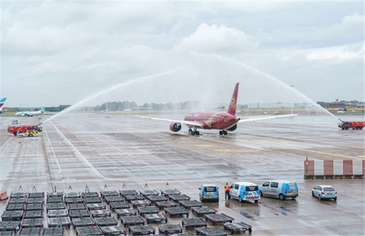 圖為布魯塞爾-上海返程航班出發(fā)前，布魯塞爾機(jī)場方面為返程航班舉行水門儀式。吉祥航空供圖