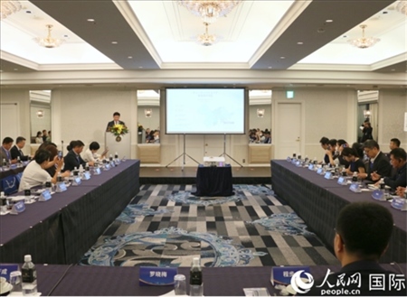 深圳市光明區(qū)委常委、副區(qū)長(zhǎng)王芳成介紹光明科學(xué)城。人民網(wǎng) 許可攝