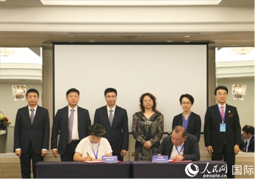 雙方企業(yè)簽訂交流與合作協(xié)議。人民網(wǎng) 許可攝