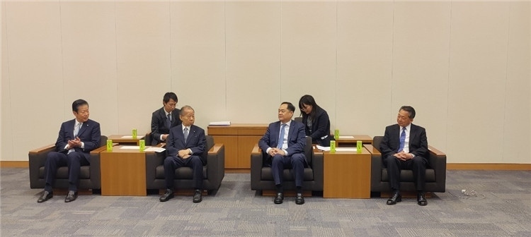 4月11日，楊萬(wàn)明會(huì)長(zhǎng)在東京會(huì)見(jiàn)日中友好議員聯(lián)盟會(huì)長(zhǎng)二階俊博（左二）。中國(guó)人民對(duì)外友好協(xié)會(huì)供圖