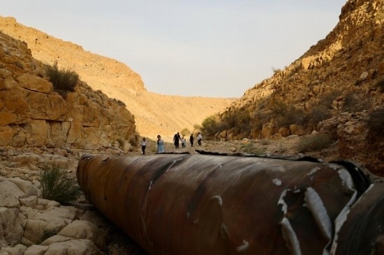 這是4月28日在以色列南部城市阿拉達(dá)附近拍攝的伊朗導(dǎo)彈殘骸。新華社發(fā)（賈馬爾·阿瓦德攝）