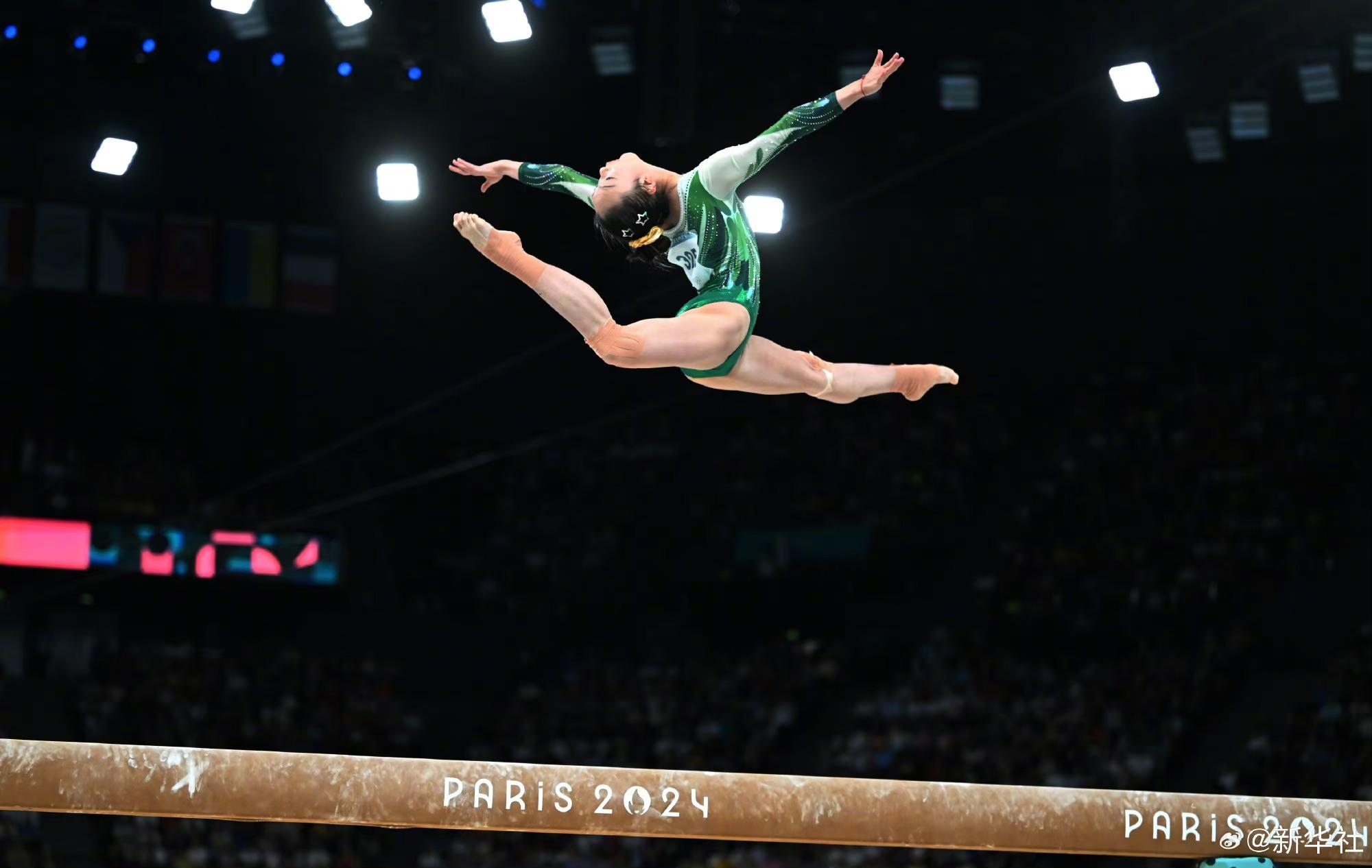 巴黎奧運(yùn)會(huì)體操女子平衡木比賽中，中國(guó)選手周雅琴的靚麗身姿