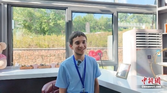 圖為外籍青年杜喬接受采訪。曹淼欣攝