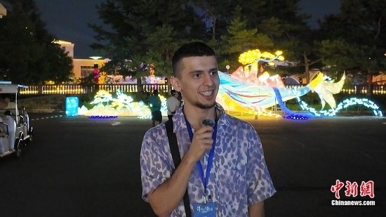 圖為外籍青年李浩然接受采訪。曹淼欣 攝