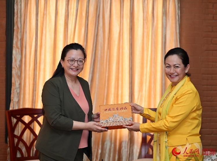 馬珈大使向岱岱楷部長(zhǎng)贈(zèng)送中國(guó)特色紀(jì)念品。人民網(wǎng)記者 謝佳君攝