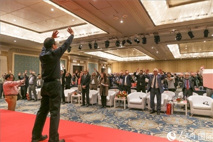 孫武權(quán)現(xiàn)場表演中醫(yī)傳統(tǒng)功法易筋經(jīng)。人民網(wǎng)記者黃培昭攝