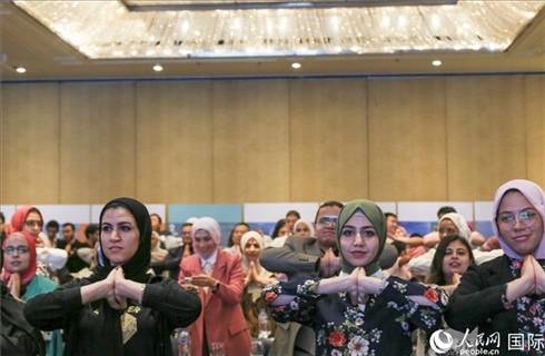 活動現(xiàn)場，埃及民眾跟著孫武權(quán)體驗中醫(yī)傳統(tǒng)功法易筋經(jīng)。人民網(wǎng)記者黃培昭