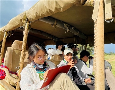 支隊(duì)成員開展長(zhǎng)頸鹿監(jiān)測(cè)國(guó)際志愿工作。林源攝