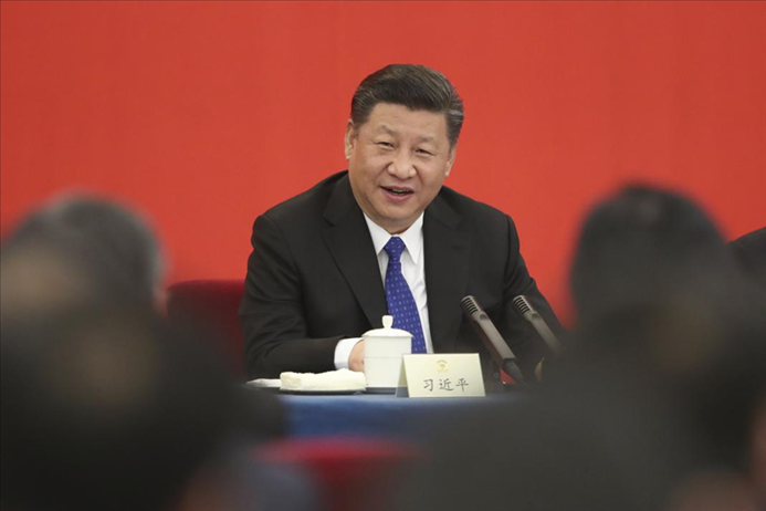 2018年3月4日下午，中共中央總書記、國(guó)家主席、中央軍委主席習(xí)近平看望參加全國(guó)政協(xié)十三屆一次會(huì)議的民盟、致公黨、無黨派人士、僑聯(lián)界委員，并參加聯(lián)組會(huì)，聽取意見和建議。 新華社發(fā)（盛佳鵬 攝）