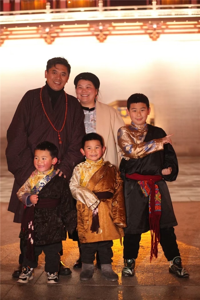 康定的節(jié)日氛圍多元和諧。圖為2024年元宵夜，洛讓銀登一家五口在旅行中拍攝的合影。資料圖片