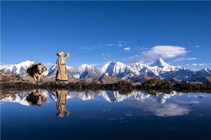 貢嘎山下的放牧人。林革文攝