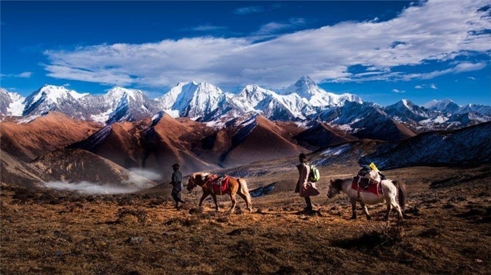 “守護貢嘎”是當(dāng)?shù)卮迕駱闼氐男拍詈妥园l(fā)的行動。圖為貢嘎山“馬背巡護隊”開展日常巡護工作 林革文攝