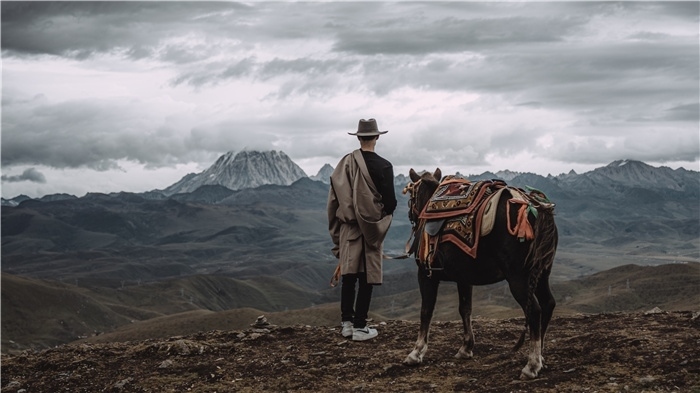 在康定八郎生都星空營地，村里的青年丹真德勒牽馬注視世代生活的家園。八郎村提供