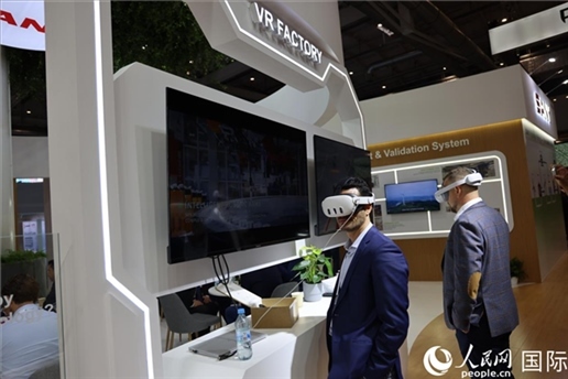 外國觀眾在通過VR參觀中國風(fēng)電企業(yè)智慧工廠。人民網(wǎng)記者 劉仲華攝