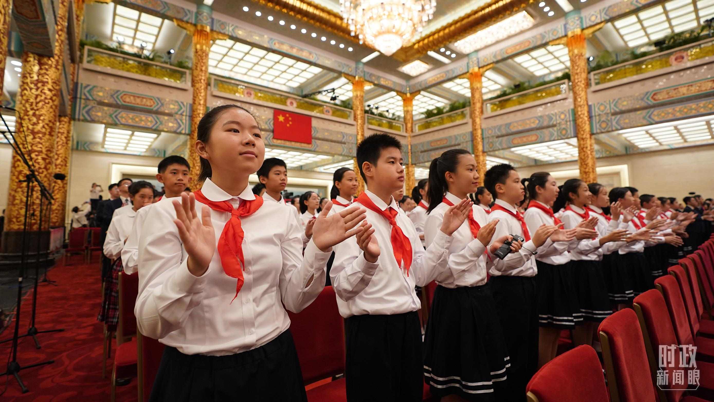 頒授儀式現(xiàn)場(chǎng)的少先隊(duì)員。（總臺(tái)記者李晉拍攝）