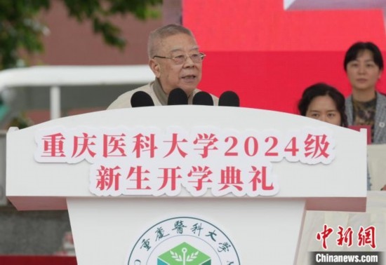 圖為陳宏礎(chǔ)教授為新生帶來“開學(xué)第一課”。中新網(wǎng)記者 周毅 攝