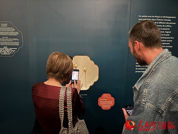  法國觀眾在展區(qū)拍照留念。人民網(wǎng)記者 于超凡攝