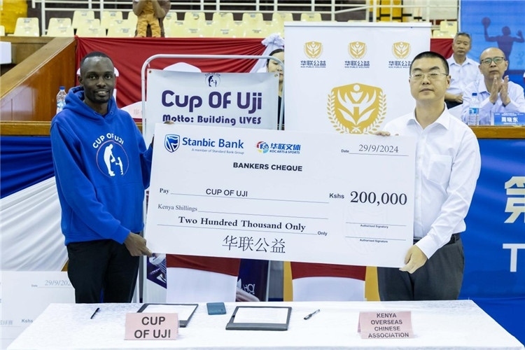 “華聯(lián)公益”與當(dāng)?shù)貙W(xué)校供餐公益組織簽訂長(zhǎng)期愛心捐助備忘錄。主辦方供圖