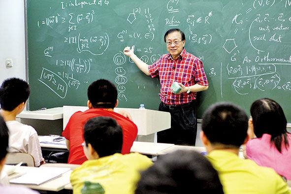 姚期智為清華大學(xué)學(xué)生授課。