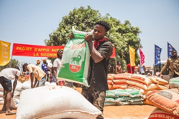 村民們興高采烈地把種子和化肥搬回家。中鐵資源供圖