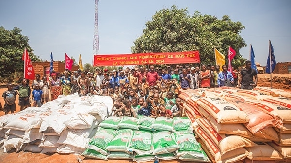 華剛礦業(yè)向當(dāng)?shù)鼐栀浄N子化肥儀式現(xiàn)場。中鐵資源供圖