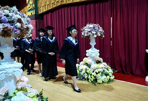 菲律賓岐黃中醫(yī)學(xué)院首屆12名畢業(yè)生順利獲得中醫(yī)相關(guān)執(zhí)業(yè)資格。人民網(wǎng)記者 樊帆攝