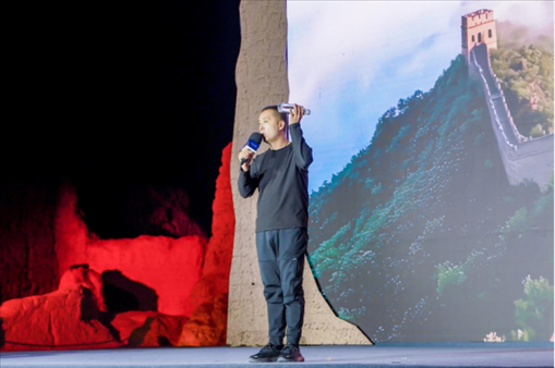 李剛在“何以中國·五星出東方”網(wǎng)絡(luò)主題宣傳活動現(xiàn)場演講。人民視頻供圖