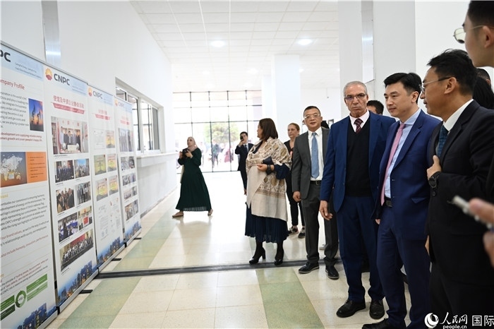 中企向阿爾及利亞大學(xué)捐贈電教設(shè)備圖片展。人民網(wǎng)記者 郝瑞敏攝