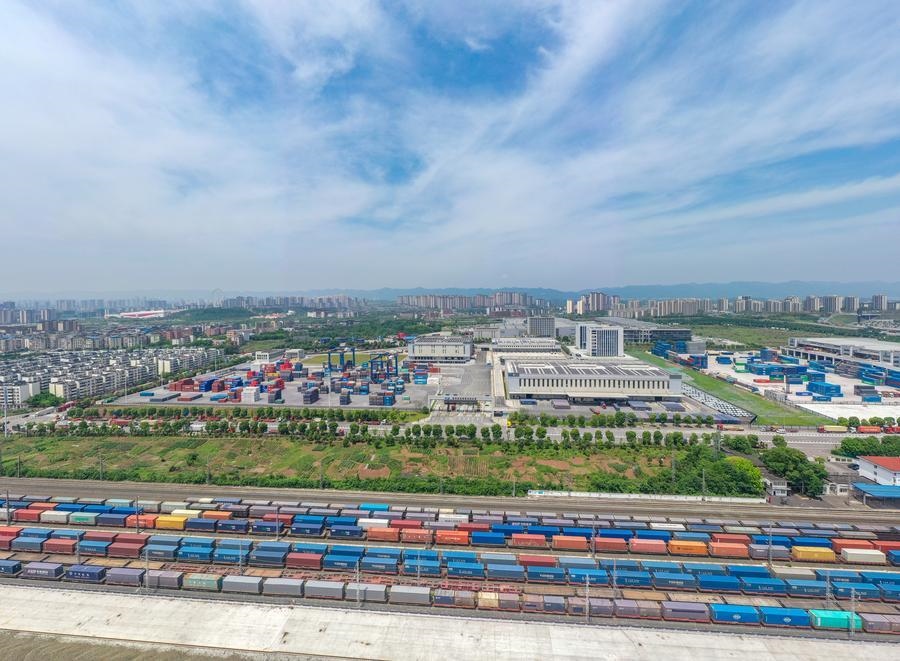 這是2024年5月5日在重慶國際物流樞紐園區(qū)拍攝的興隆場編組站和陸海新通道重慶無水港（無人機照片）。 新華社記者 黃偉 攝
