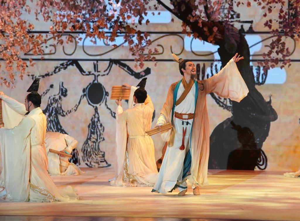 11月6日，演職人員在表演民族舞劇《孔子》片段。新華社記者 張晨霖 攝