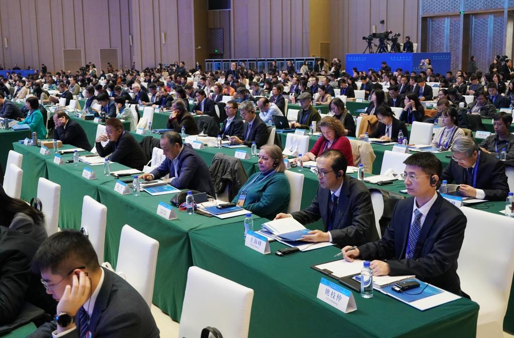 11月7日，中外嘉賓在首屆世界古典學(xué)大會(huì)開幕式現(xiàn)場(chǎng)聽會(huì)。新華社記者 張晨霖 攝