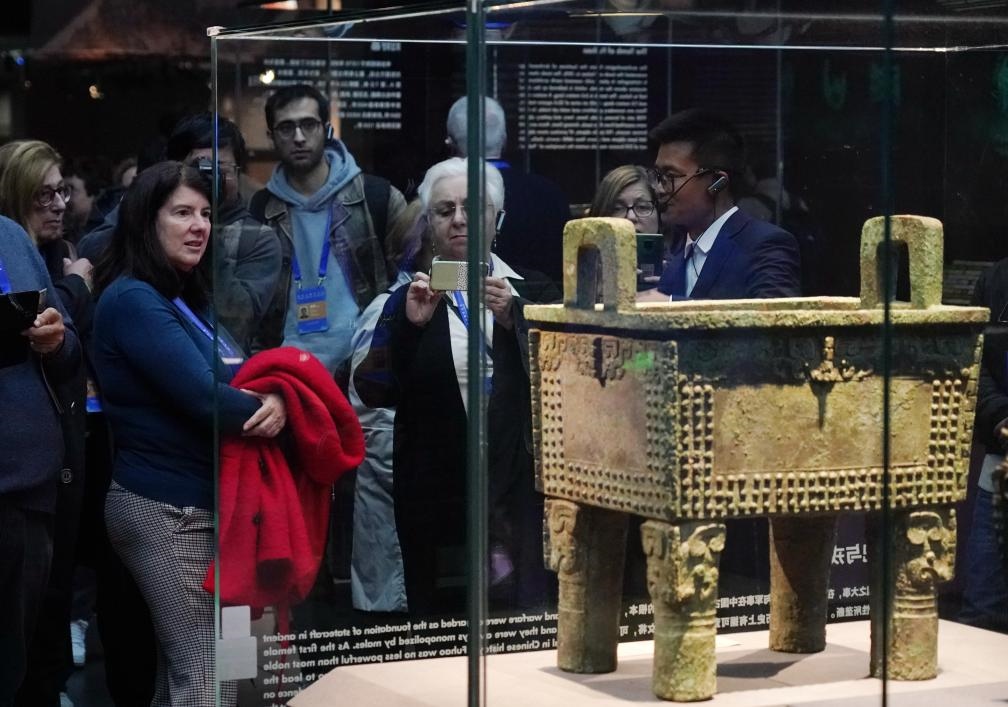 11月6日，中外嘉賓來(lái)到中國(guó)考古博物館參觀“考古與中華文明溯源展”。該展是本屆世界古典學(xué)大會(huì)推出的配套活動(dòng)之一。新華社記者 張晨霖 攝